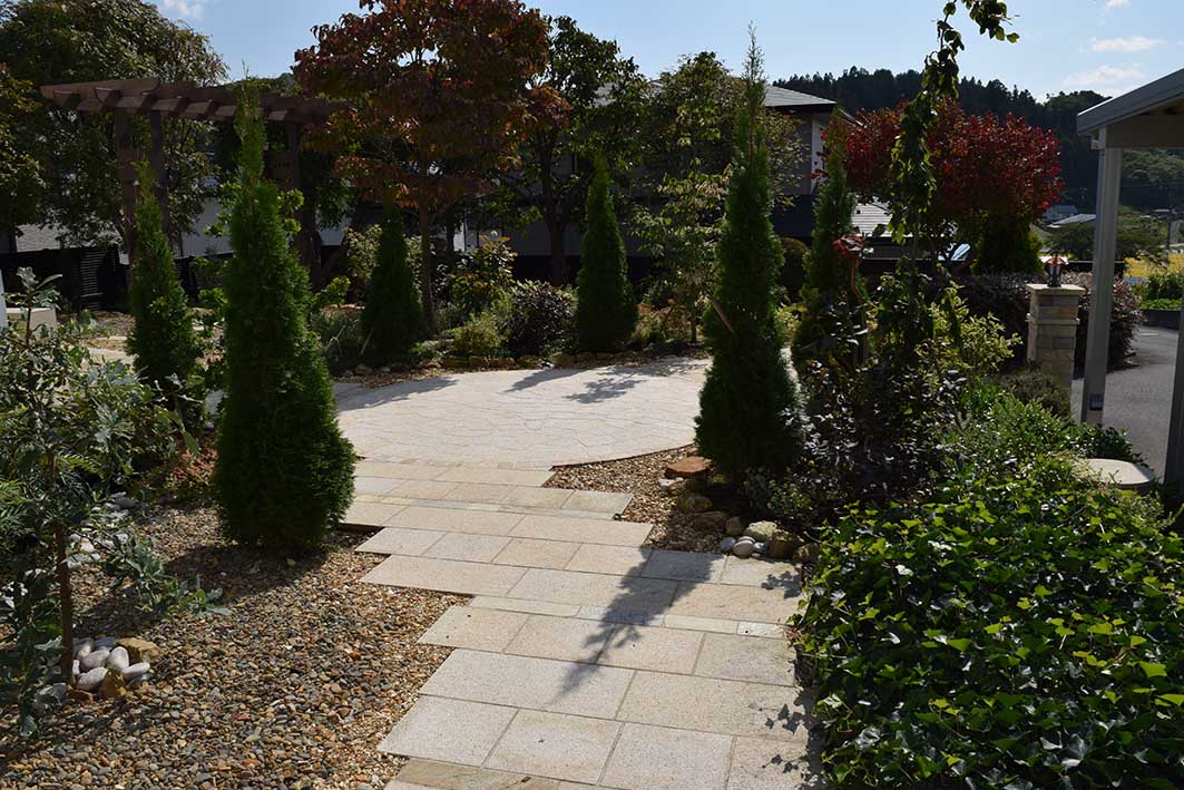 コニファーガーデンとテラス