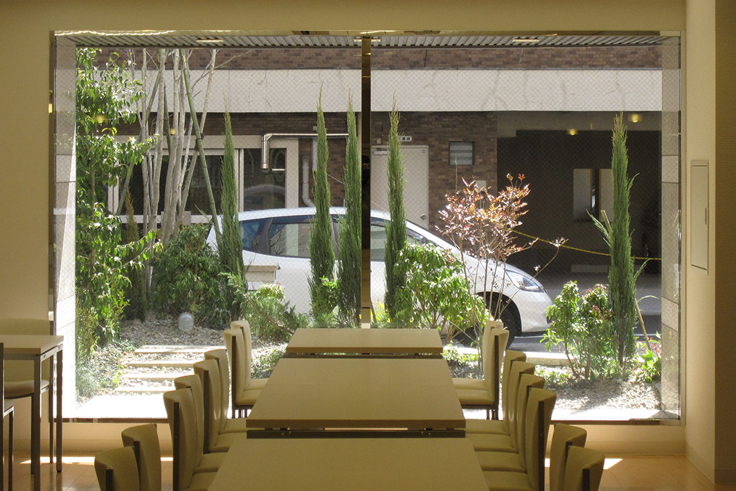 コニファーの成長とともに、レストランからの風景をより心地よいものにしていく。