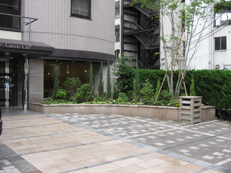 駐車場の中庭の前景
