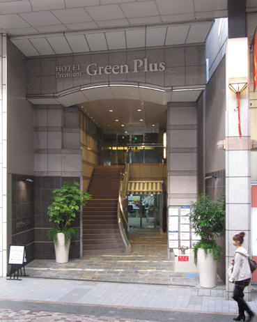 シャープでメタリックなスパンドレルとそこから連続するアルミルーバーは都会の空気と空。