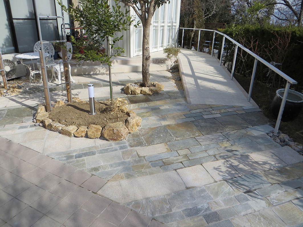 バリアフリー対応・シニア向け高齢者住宅サンルームとカーポート