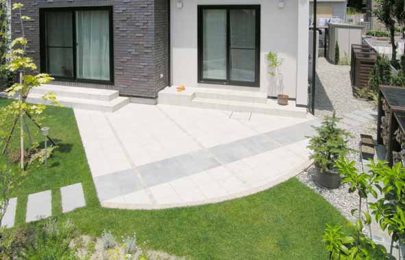 白いテラスはモダンなアウトドアリビング3