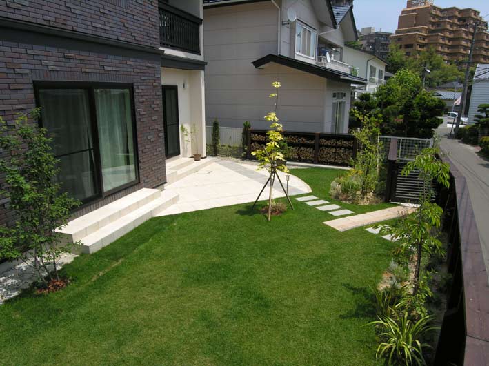 白いテラスはモダンなアウトドアリビング