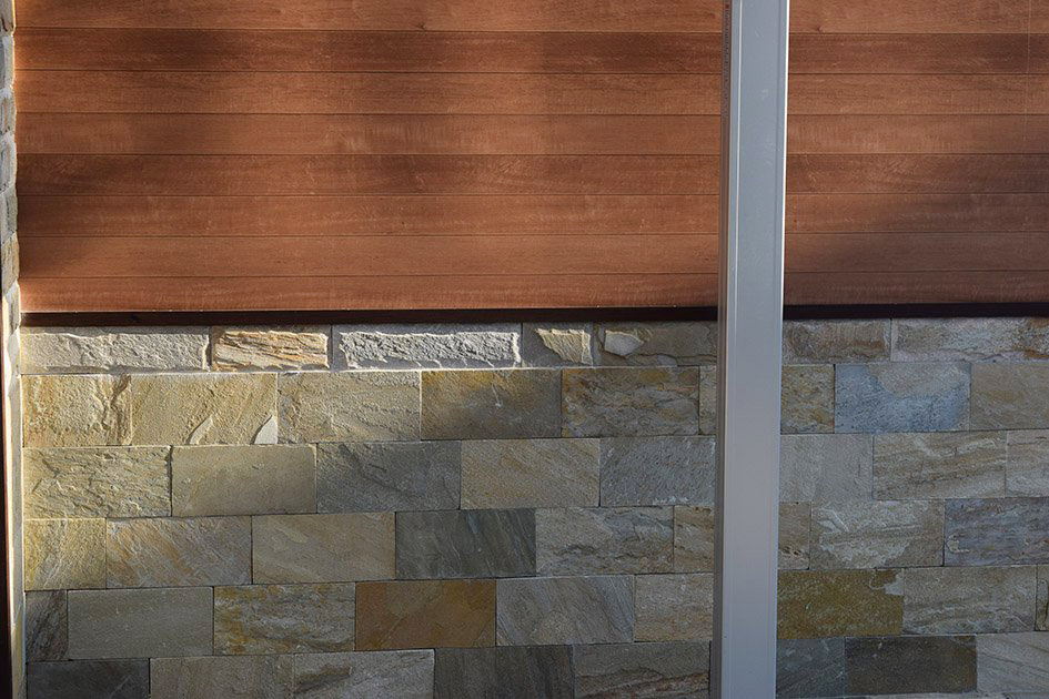 板塀と自然石の石積みイメージ