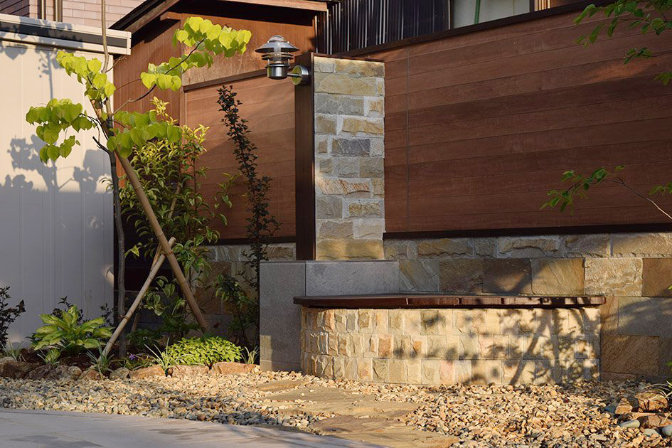 英国ヨーク州のサンドストーンを取り寄せ、飛び石に。（目隠し塀の風景）