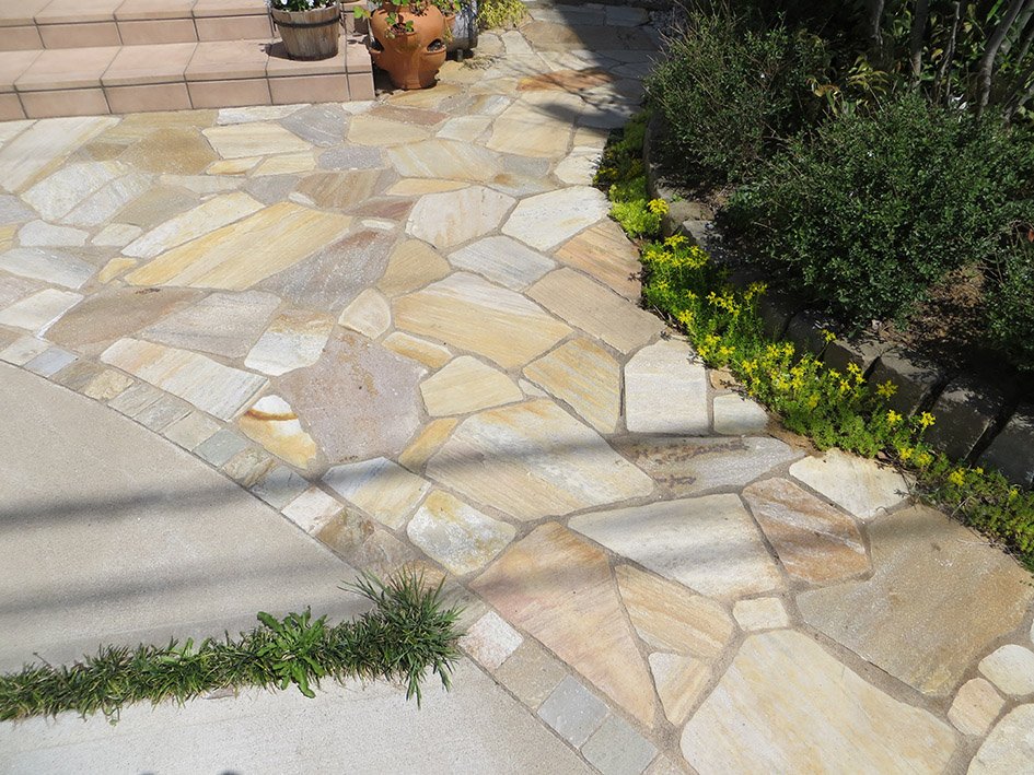 山形市の乱形石アプローチ><br>
                <br>
                <img src=