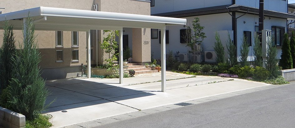 山形市のカーポートと駐車場。