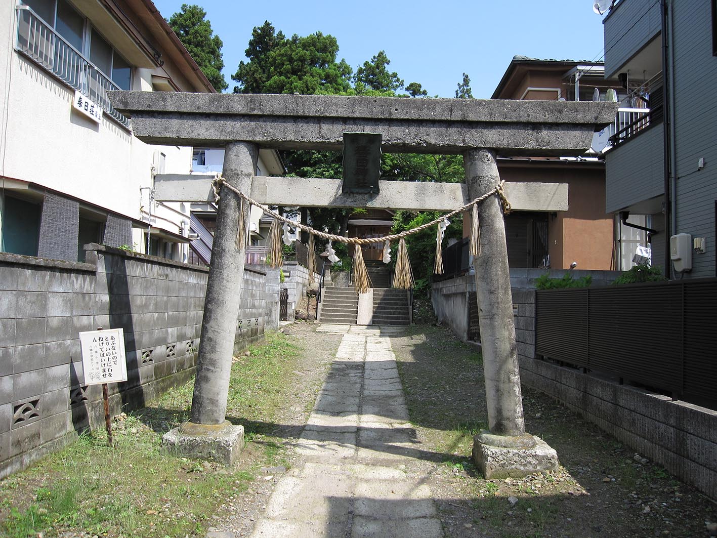 老朽化して倒壊寸前の鳥居