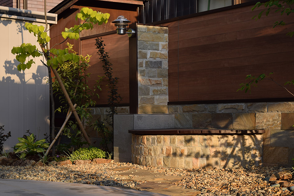 英国ヨーク州のサンドストーンを取り寄せ、飛び石に。（目隠し塀の風景）