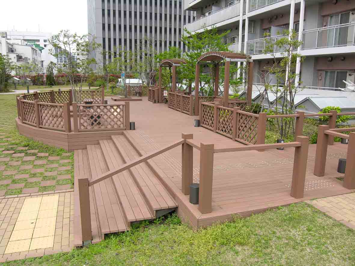工事東京13公園樹脂デッキ、パーゴラ