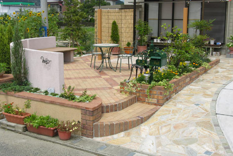 オープン外構　オーストラリアレンガ、コニファー、ファーニチャー.ブロック塀.等の撤去.