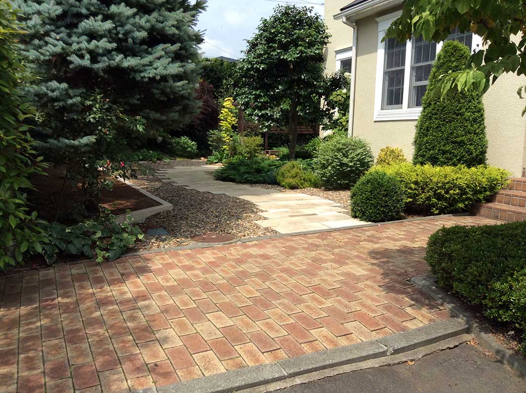 盛岡市のレンガアプローチ