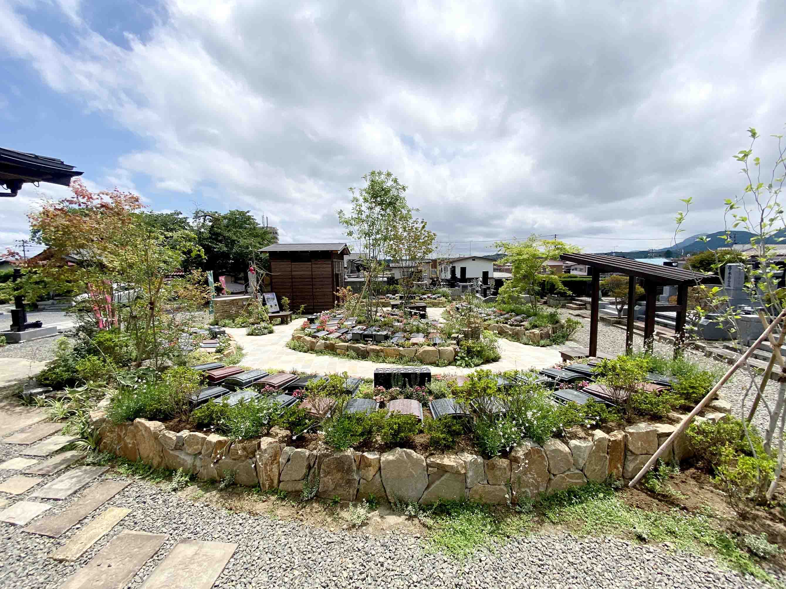 モダンなデザインの樹木葬