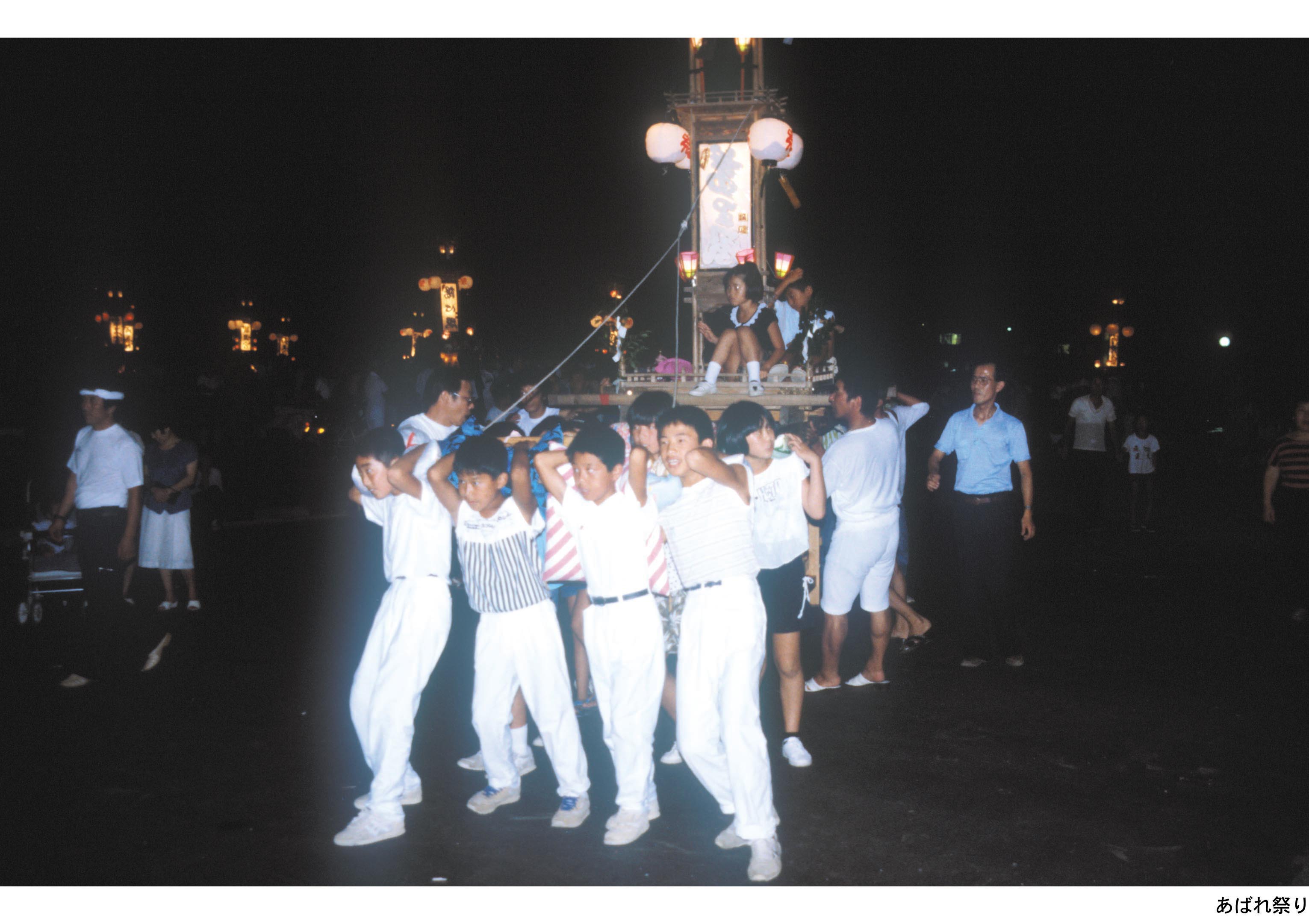 宇出津八坂神社の祭りで、能登のキリコ祭りの先陣をきって行われます。
1日目は約40基のキリコが大松明を火の粉を浴びながら進みます。2日目はキリコに加えて神輿も登場します。
神輿は海や川、火の中に投げ込まれたり、地面に叩きつけられたりします。その姿は、能登のキリコ祭りの中で最も勇壮な祭りの一つで、石川県の無形民俗文化財に指定されています。