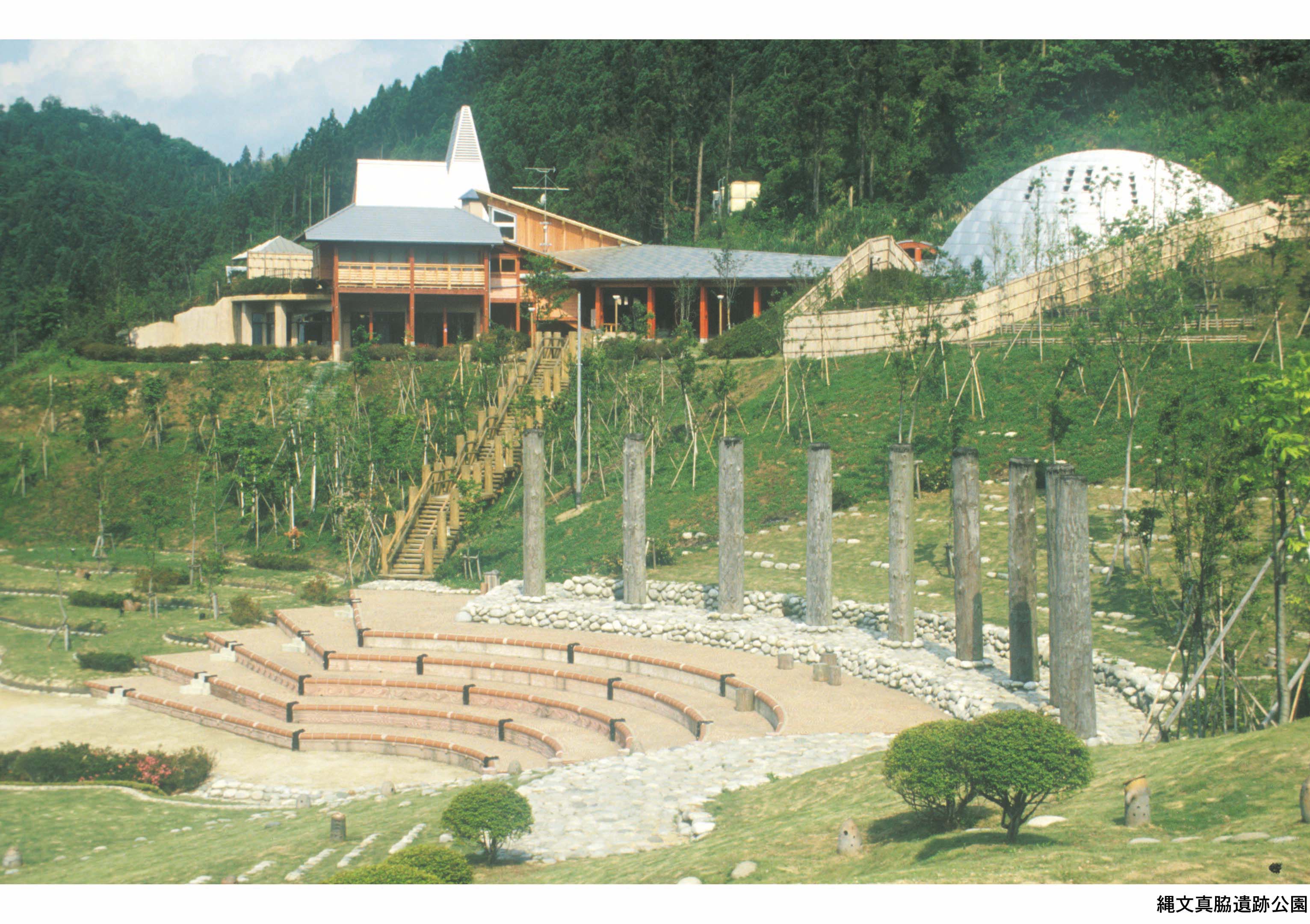 真脇遺跡の背後に広がる、縄文文化をテーマにした歴史体験公園。野外劇場などもあり、各設備は遺跡の出土品をモチーフにするなど、細部にも凝っている。
　また、隣接施設には、真脇遺跡縄文館、真脇遺跡体験村、縄文真脇温泉、公共宿泊施設真脇ポーレポーレがある。
国史跡に指定された真脇遺跡に隣接する、縄文文化をテーマにした歴史体験公園です。
真脇遺跡は縄文時代前期初頭から晩期終末まで、4000年の長期にわたる遺物、遺構が確認された全国でも数少ない遺跡です。
広さは約3万7000平方メートルと北陸最大級。イルカの骨など、縄文人の生活ぶりをうかがわせる大量の出土品があったことから、「縄文文化の宝庫」とも呼ばれます。
公園は昭和57（1982）年、58（1983）年の発掘調査を契機に整備が進みました。
なだらかな丘陵地には、遺跡からの出土品のひとつで、クリの大木を半割にして円形に立てて並べた環状木柱列を復元するほか、木柱列を周囲に配置した野外劇場、彫刻柱を模したのぼり棒などの遊具が配置されています。
また、園内には真脇遺跡の出土品のうち、国指定重要文化財の219点の遺物を中心に展示する「真脇遺跡縄文館」、土器づくりや石のレリーフづくりができる「真脇遺跡体験村」、温泉施設、宿泊施設も整備され、楽しみながら縄文ロマンを満喫できるようになっています。